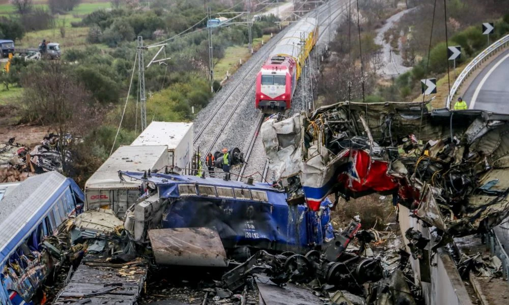 Εντοπίστηκαν τμήματα της καμπίνας της εμπορικής αμαξοστοιχίας στα Τέμπη